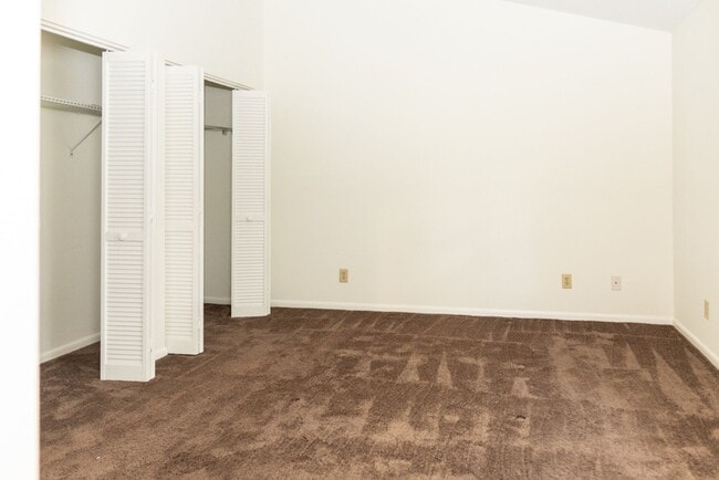 Building Photo - Spacious Two Bedroom Townhome