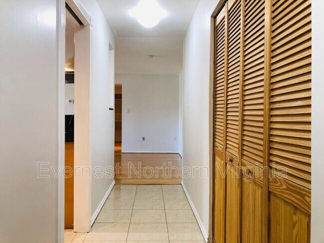 Building Photo - 9710 Kingsbridge Dr
