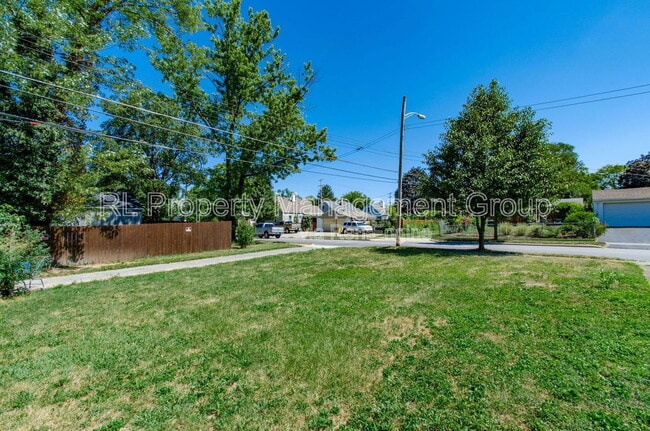Building Photo - 3233 Hiawatha St