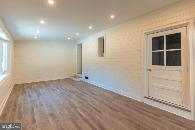 Building Photo - 248 Penncrest Dr