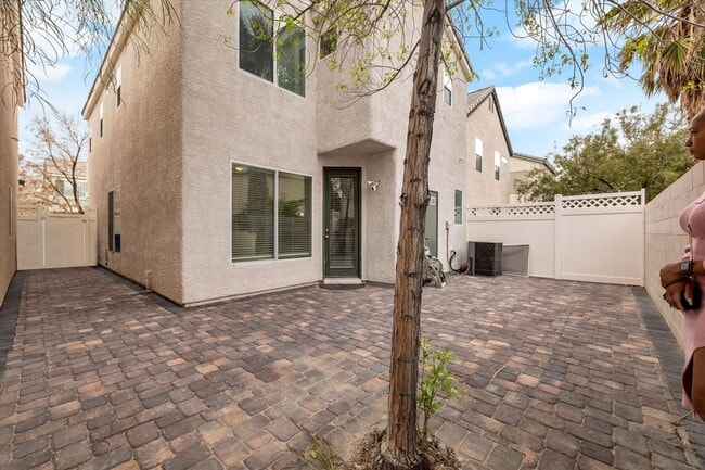 Building Photo - Great location 3 bedrooms 2 1/2 bath, community pool, St. Rose pkwy and Spencer