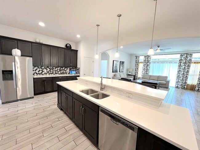 Building Photo - 24 E Diamond Dr