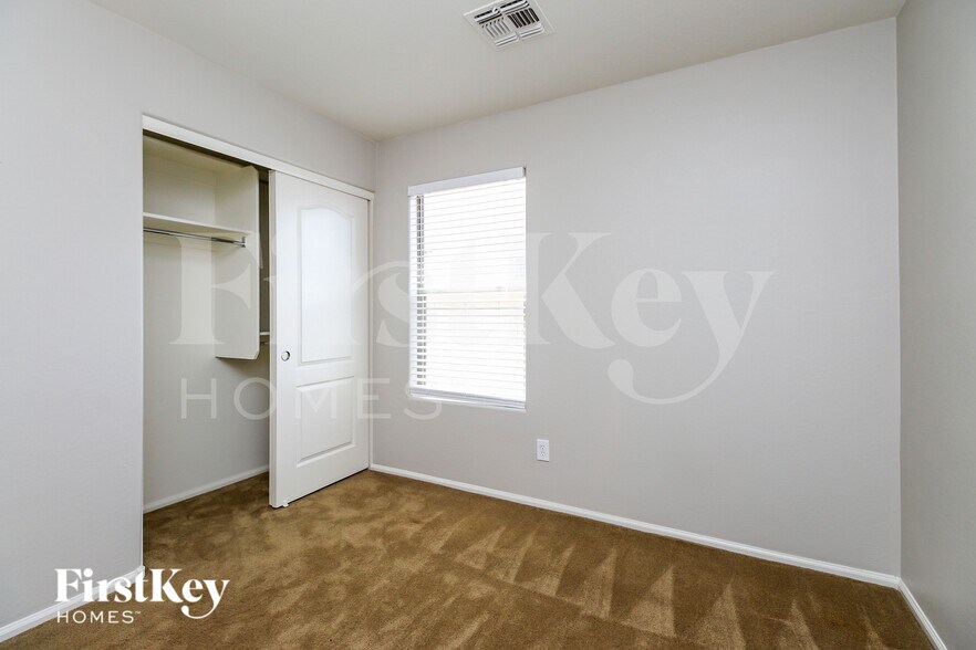 Building Photo - 1742 E Leslie Ave