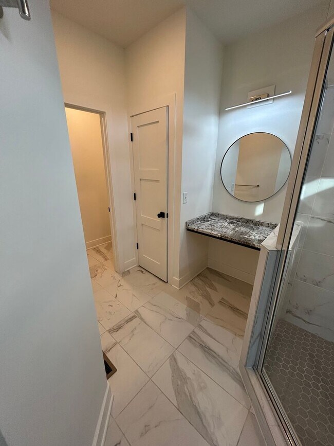 Building Photo - 108-110 Oakwood Ct