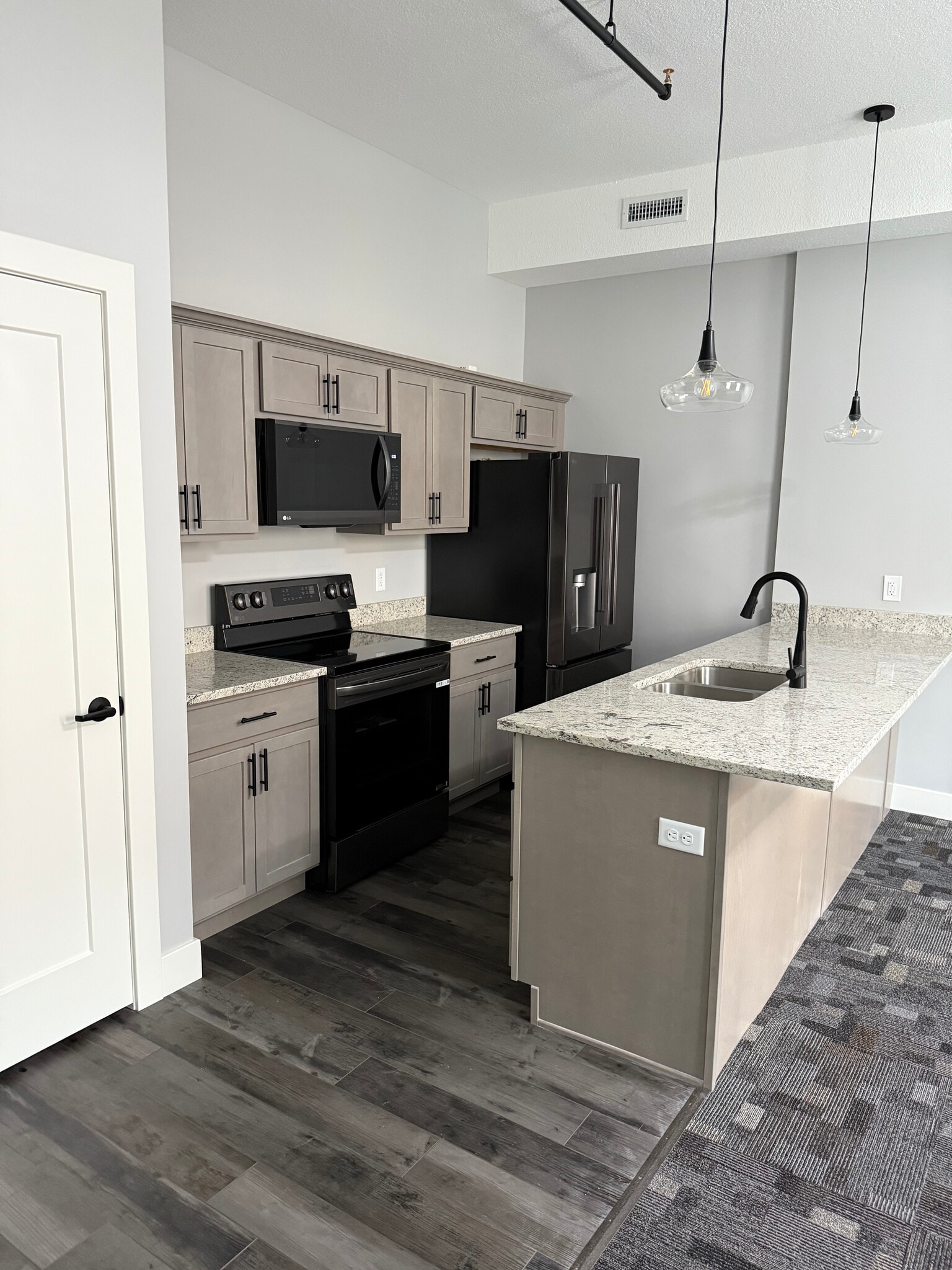Apt 202 - 121 E Wooster St