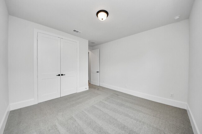 Building Photo - 12010 Royal Oaks Banner Wy