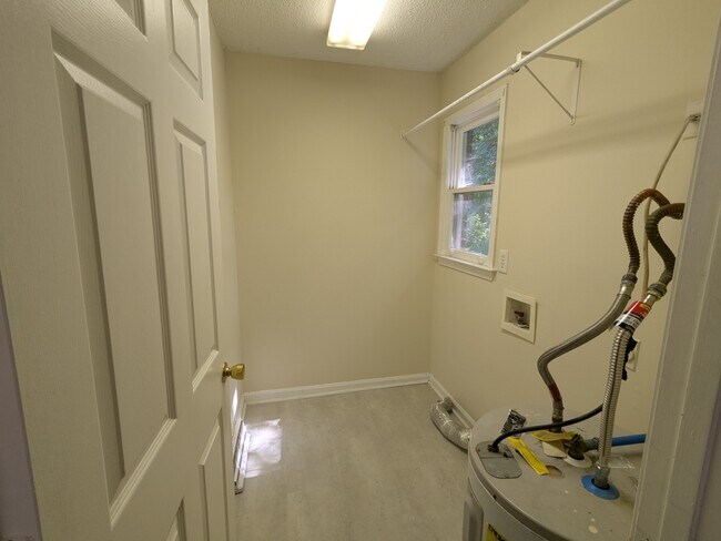 Building Photo - 325 Reeceburg Rd SE