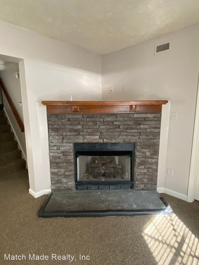 Building Photo - 4 br, 2 bath House - 1217 Clock St.