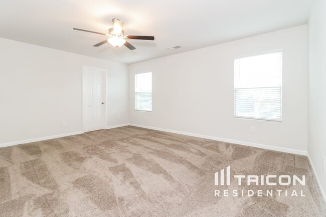 Building Photo - 2988 McKenzie Dr