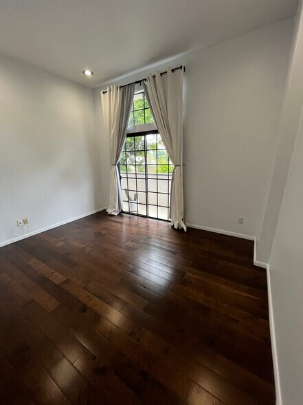 Building Photo - 860 S Lucerne Blvd