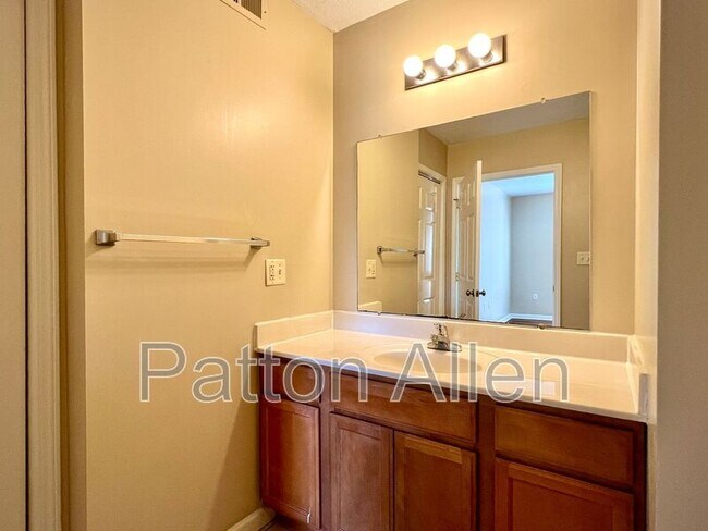 Building Photo - 8 Zell Ln