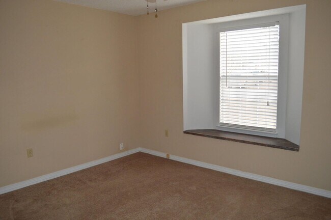 Building Photo - 123 Oak Terrace Dr