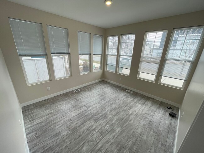 Building Photo - Large Daybreak home!