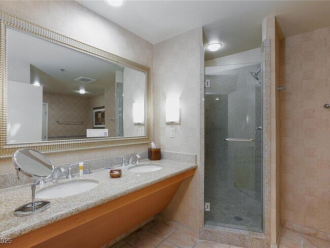 Building Photo - 211 E Flamingo Rd