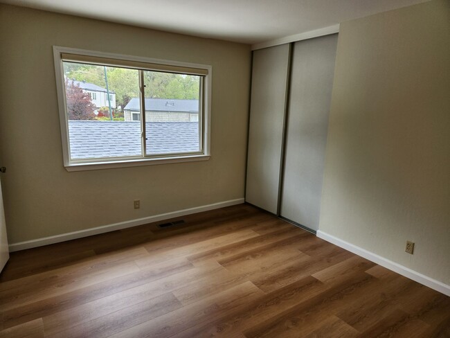 Building Photo - Very nice 2 Bed/ 1.5 Bath /1,263 Sqft Waln...