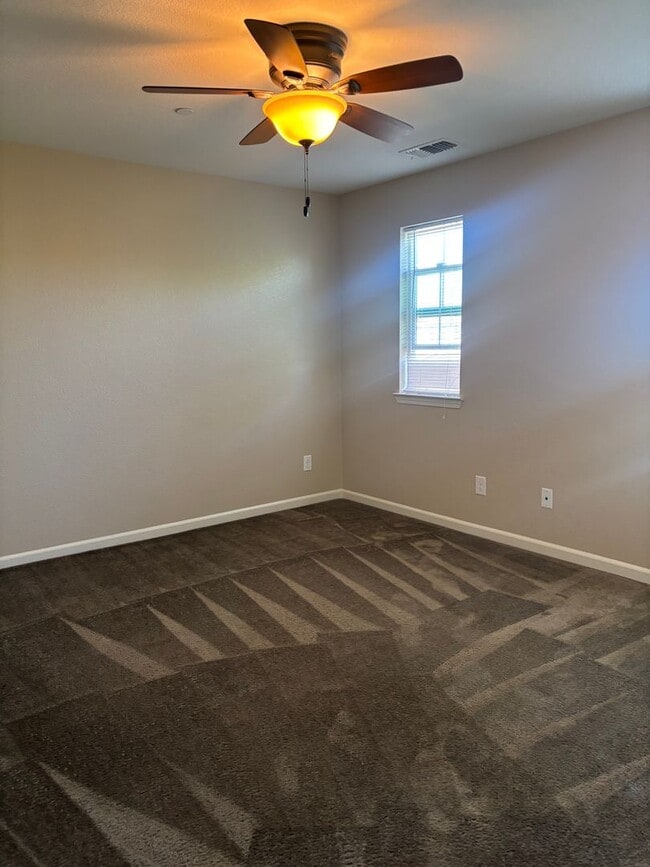 Building Photo - Beautiful 3 bedroom, 2.5 bathroom Home