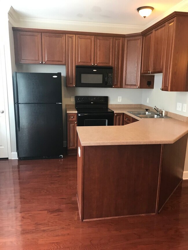 Building Photo - Reduced Rent/Move In Special/Lenox Village...