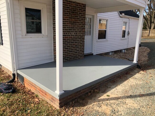 Building Photo - Four bedroom, 2 bath house in Burlington
