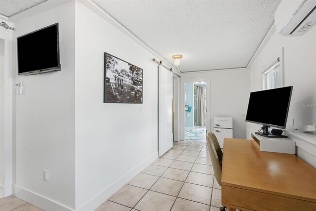 Building Photo - 580 Baywood Dr N