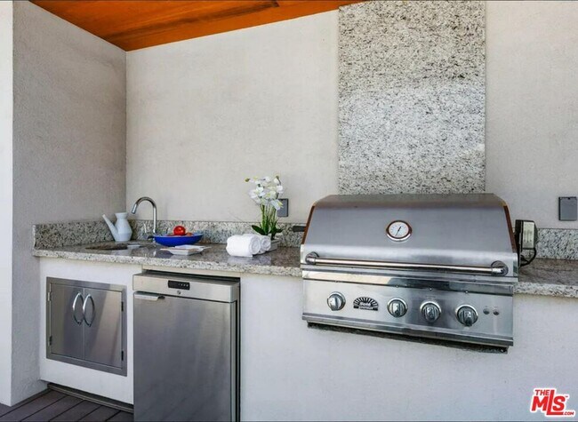 Building Photo - 1251 N Formosa Ave