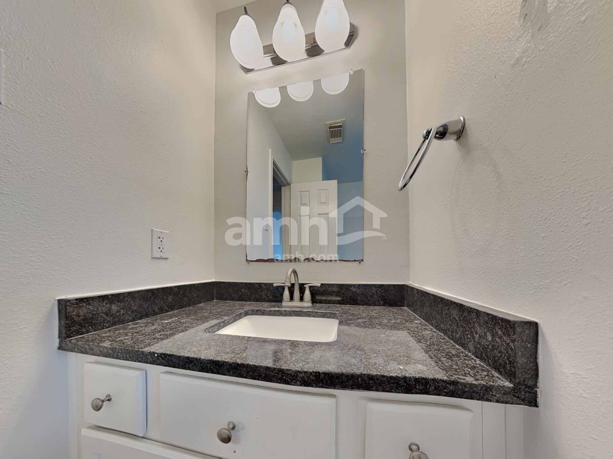 Building Photo - 15923 Mission Glen Dr