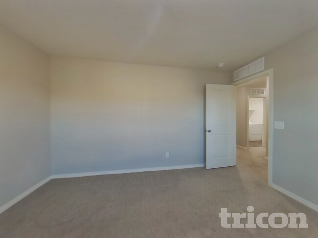 Building Photo - 4521 W Saddlebush Way