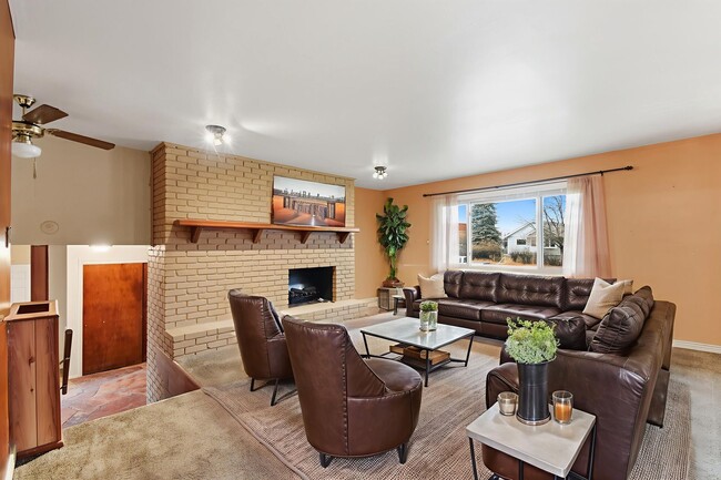 Building Photo - Sunnyside single family home with oversized 2 car garage