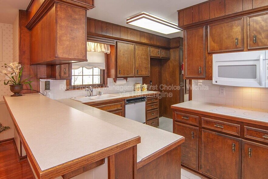 Building Photo - 244 Live Oak Ln