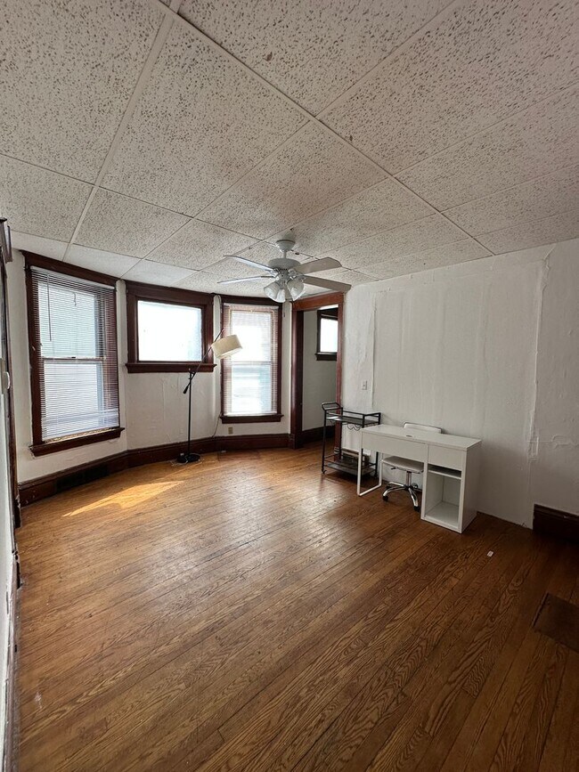 Building Photo - 146 W Gorham St