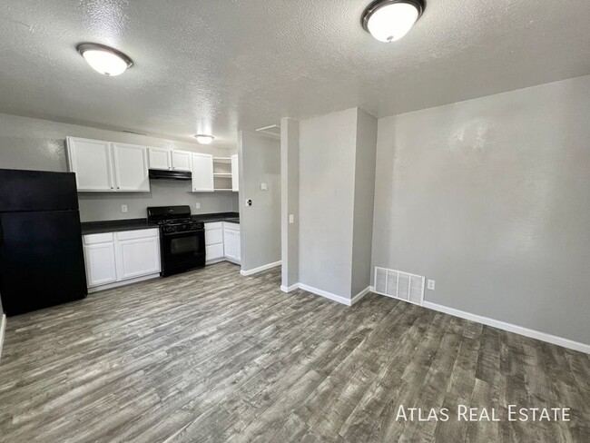 Building Photo - Beautiful and renovated in PRIME location!...