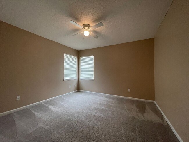 Building Photo - **COMING SOON** Large Three bedroom in Orange Park