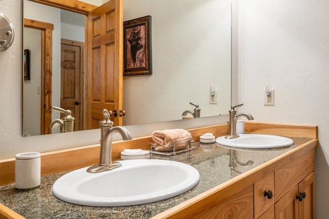 Building Photo - 4 Bed, 4 Bath Condo in The Big Sky Meadow with Garage!