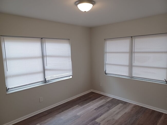 Building Photo - Beautiful 2 BR 1 BA Lakefront View Rental ...