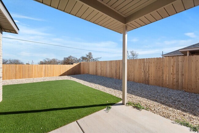 Building Photo - More Space, More Style, Welcome to 2507 Kenwood!