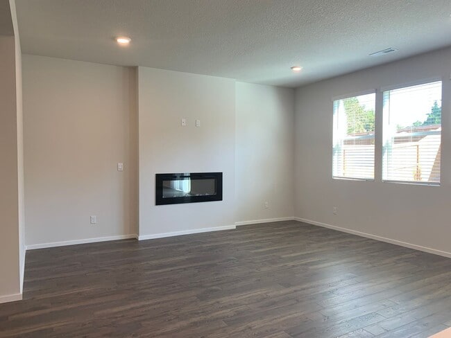 Building Photo - 4 BED/2.5 BATH PLUS A HUGE BONUS ROOM! HIGH END FINISHES! LARGE FENCED BACKYARD !