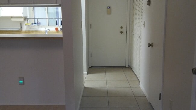 Building Photo - Townhouse