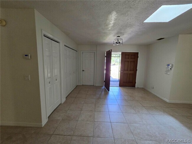 Building Photo - 1600 W Ivorywood Dr