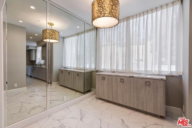 Building Photo - 323 N Palm Dr