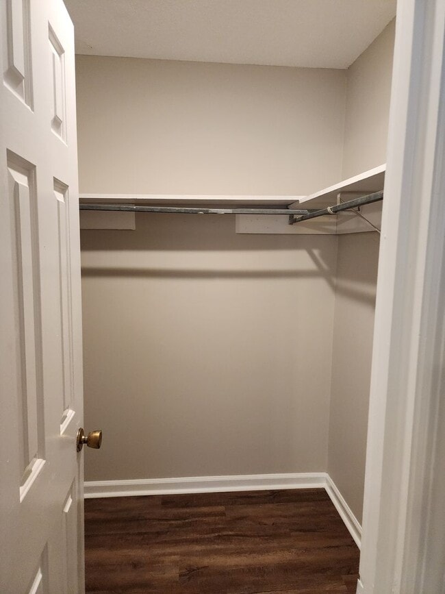 Building Photo - Spacious 2 bedroom 2 bath townhome with walk in closets, fireplace, and washer/ dryer included.