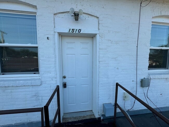 Building Photo - 2 Bedroom Apartment - 1510 1/2 Harrison Street