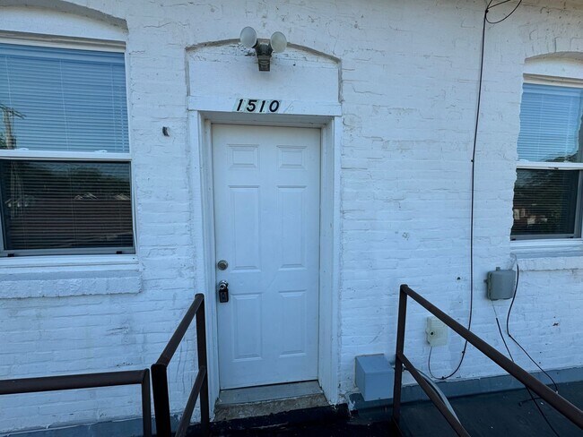 Building Photo - Large updated 2 bedroom apartment