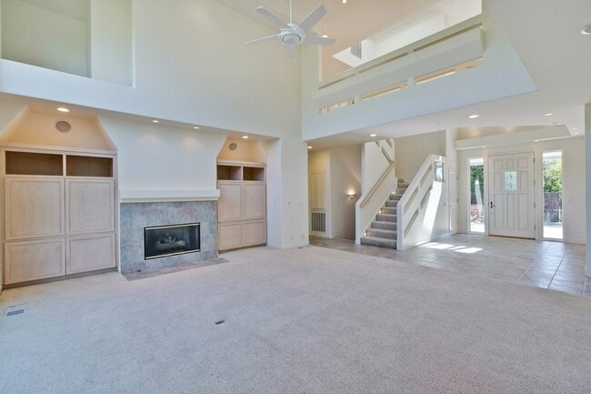 Building Photo - Large 3,767 sqft home on a 10,000 sqft lot- 2 bed located on 1st floor w/ separate entrance - Top...