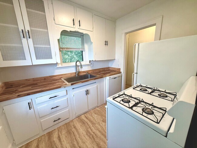 Building Photo - Large 1BD 1BA Duplex in Historic Mesta Par...