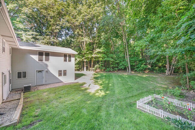 Building Photo - Beautiful 3BD/2.5BA Ranch in Park-like Set...