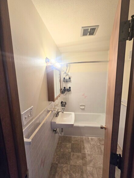 Bathroom - 3405 S Oxford Ave
