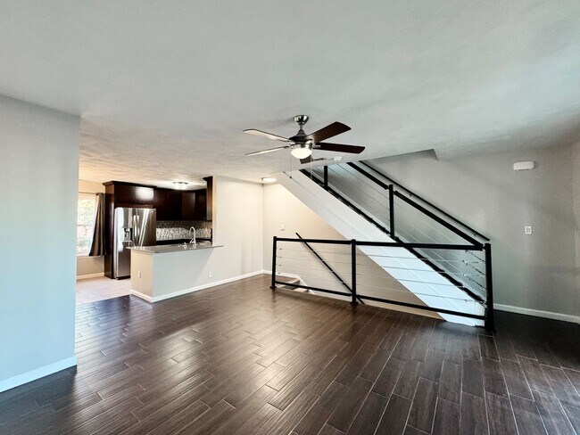 Building Photo - Freshly painted & Available NOW! Tri-Level...