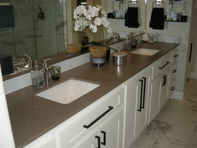 Building Photo - Fully Furnished Four Bedroom, Three Bath H...