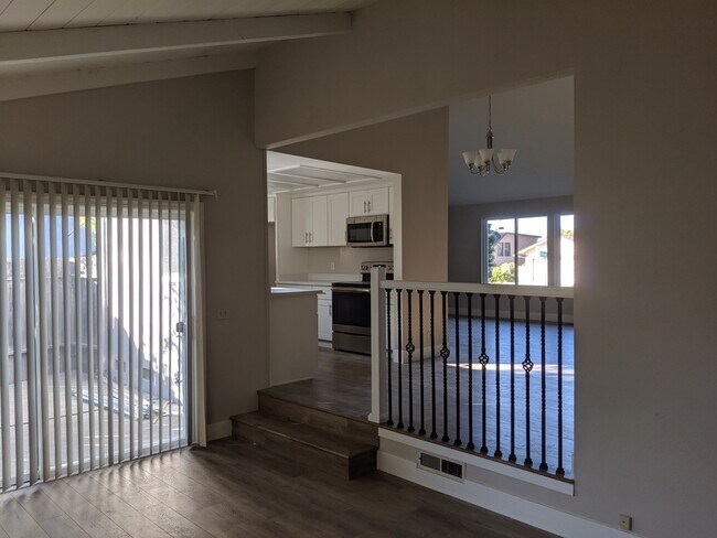 Building Photo - Remodeled 4 Bed 2 Bath Beauty in Vintage H...