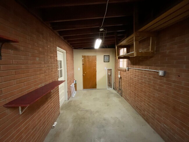 Building Photo - 3 Bedroom Single Story Available Near Coma...