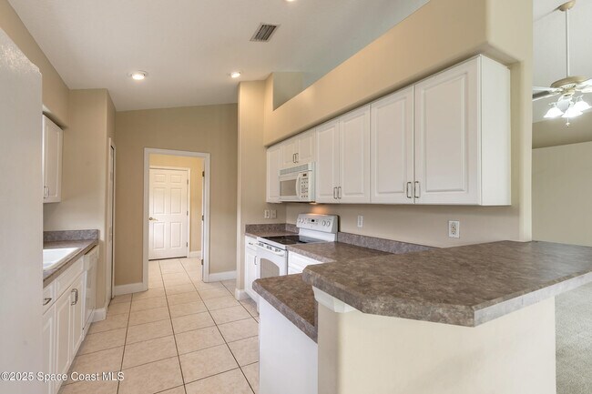 Building Photo - 1442 Areca Palm Dr